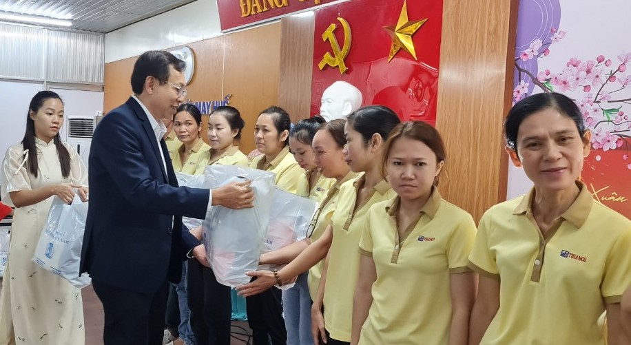 Lo tết sớm cho công nhân ngành dệt may