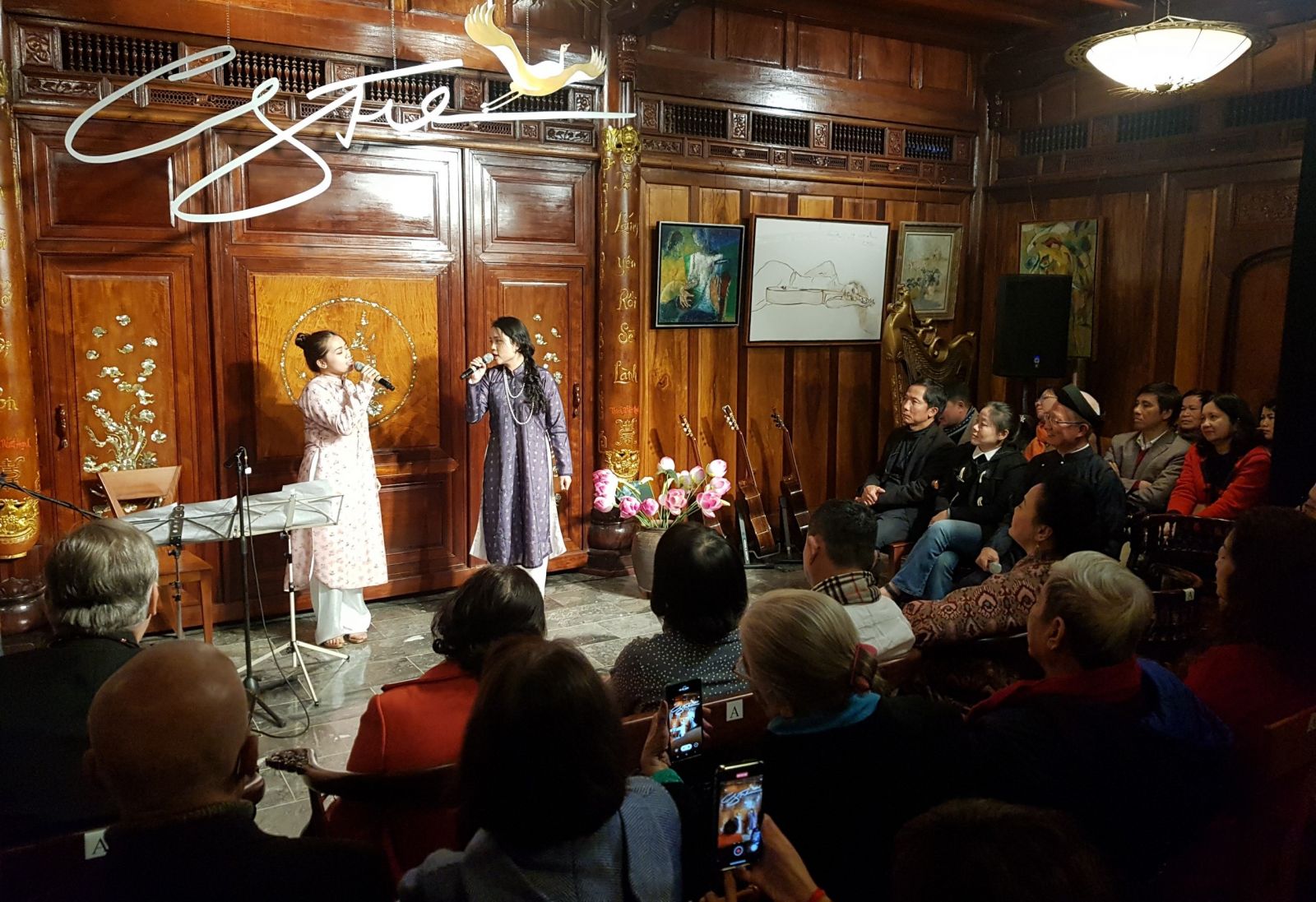 Cung Tien - The golden crane flies back to its homeland