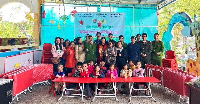 Tặng 40 bộ bàn ghế học tập cho Trường mầm non Hoa Phong Lan