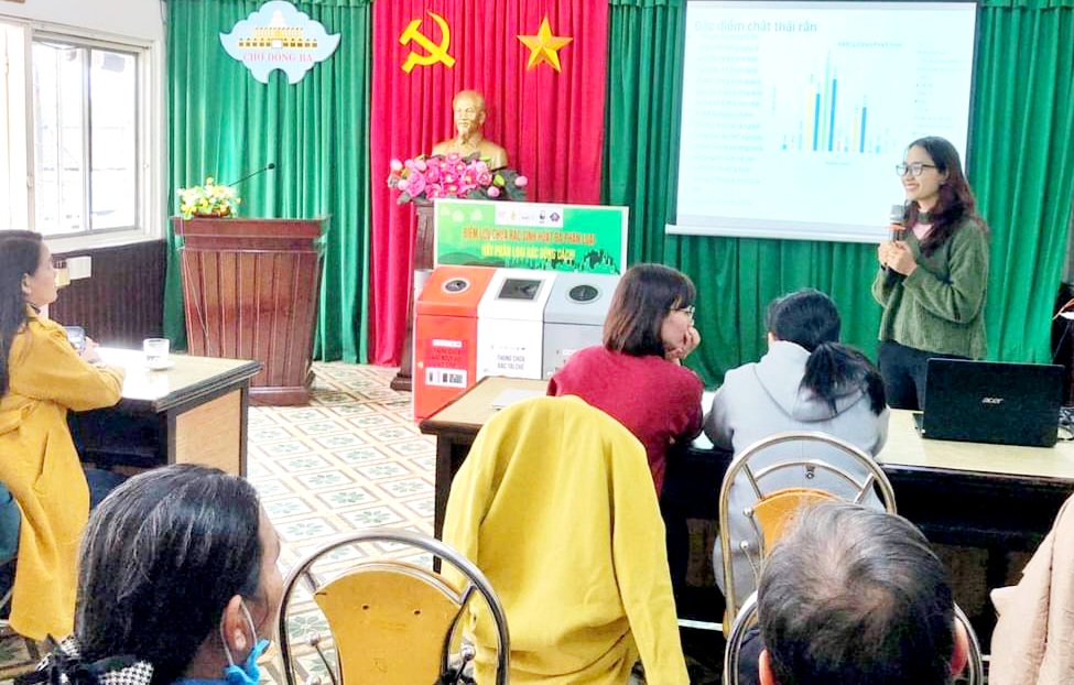 Bàn giao thiết bị hỗ trợ quản lý chất thải rắn tại chợ Đông Ba