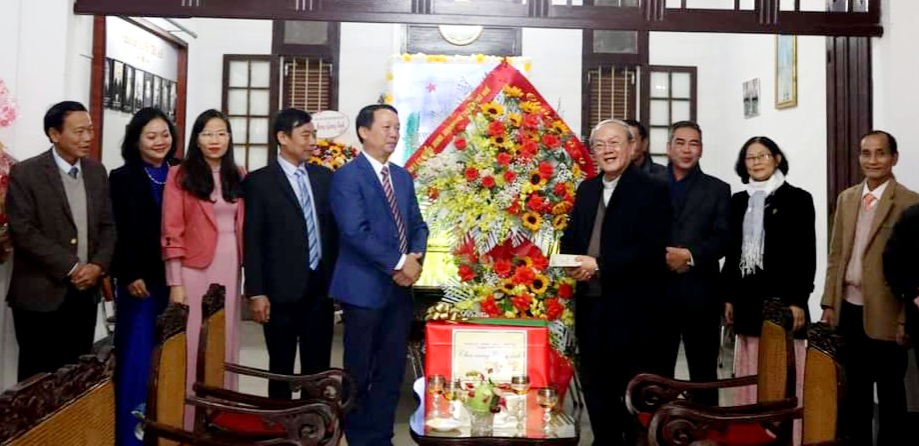 Lãnh đạo TP Huế thăm và chúc mừng giáng sinh 2022