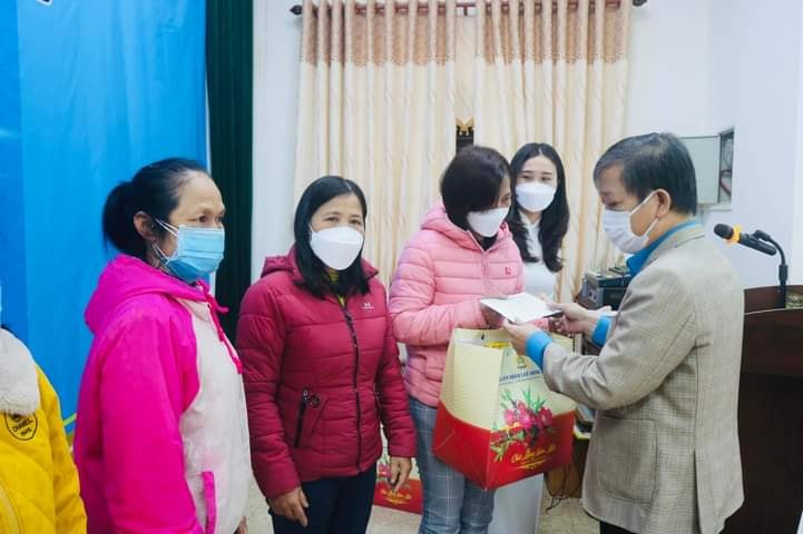 Có hơn 20 gian hàng tại Chợ tết Công đoàn