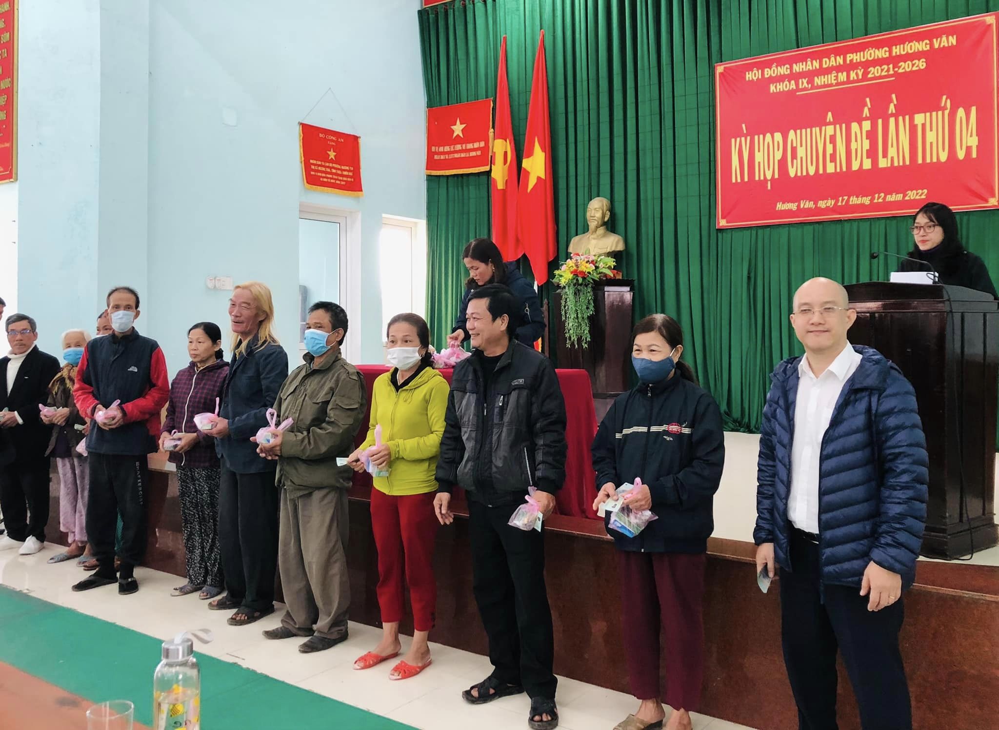 Trao 180 suất quà tặng người nghèo đón tết