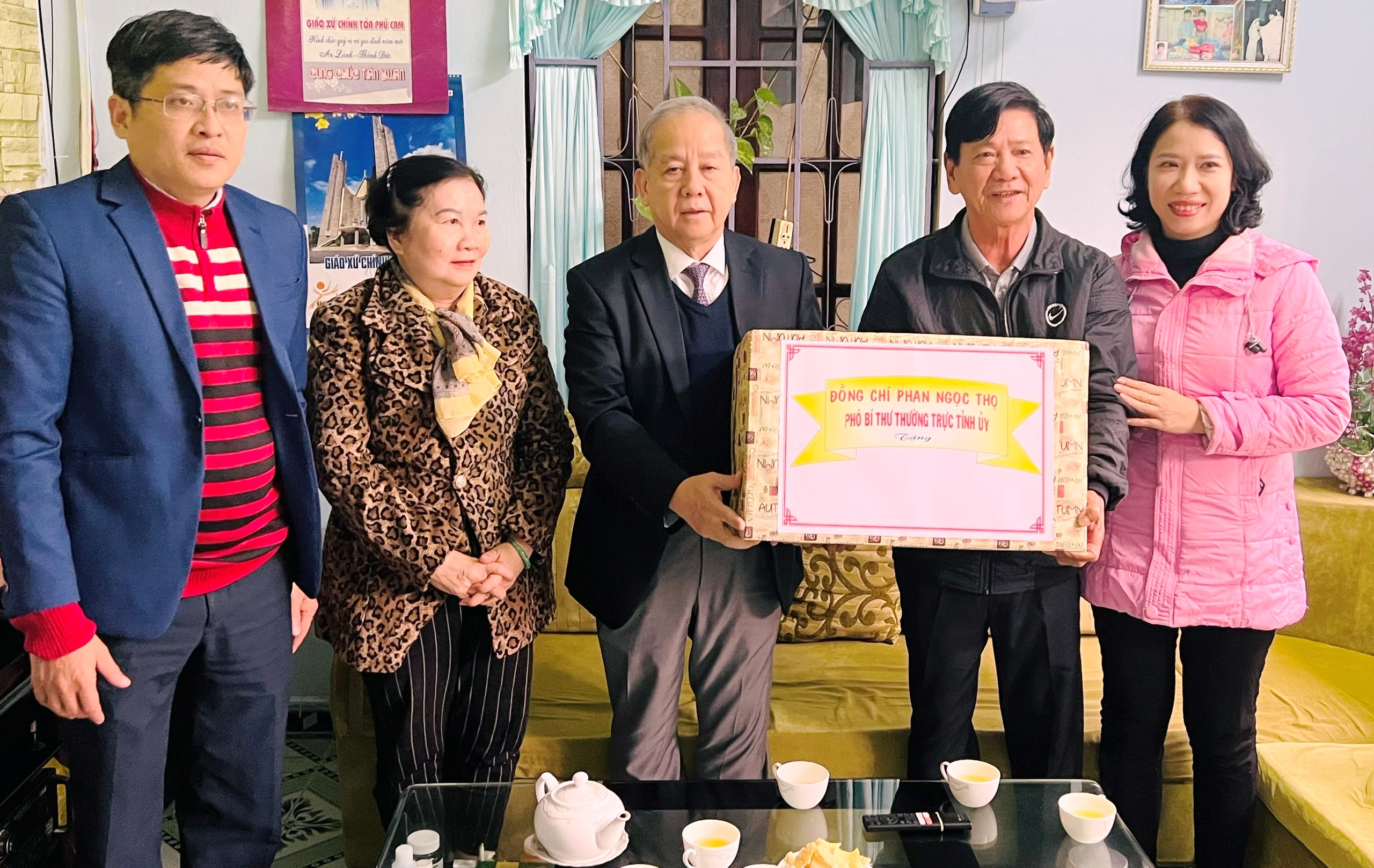 Lãnh đạo tỉnh thăm, chúc mừng các gia đình giáo dân nhân lễ Giáng sinh