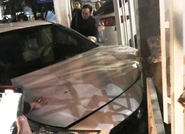 Điều tra vụ xe ô tô va chạm liên hoàn làm nhiều xe mô tô hư hỏng