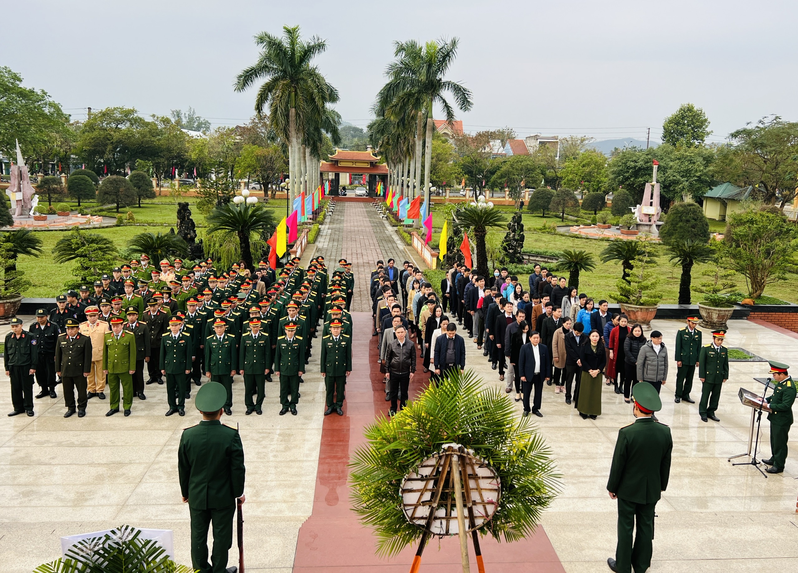 Dâng hương tri ân Anh hùng liệt sỹ tại nghĩa trang TX Hương Thủy