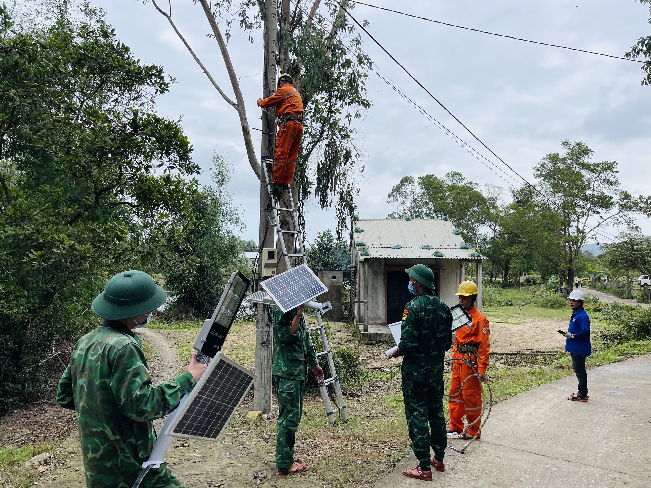 Lắp đặt đèn đường “Thắp sáng đường quê”