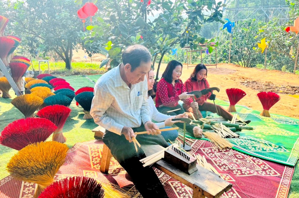 Truyền nghề để phát triển du lịch cộng đồng