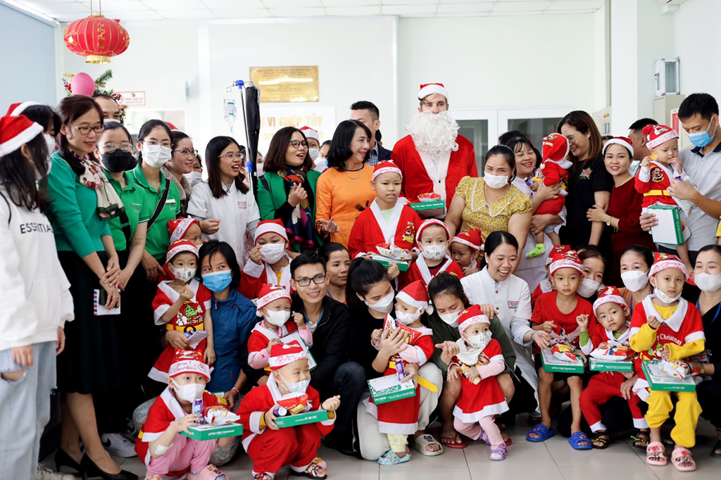 Mang Giáng sinh ấm đến với các bệnh nhi