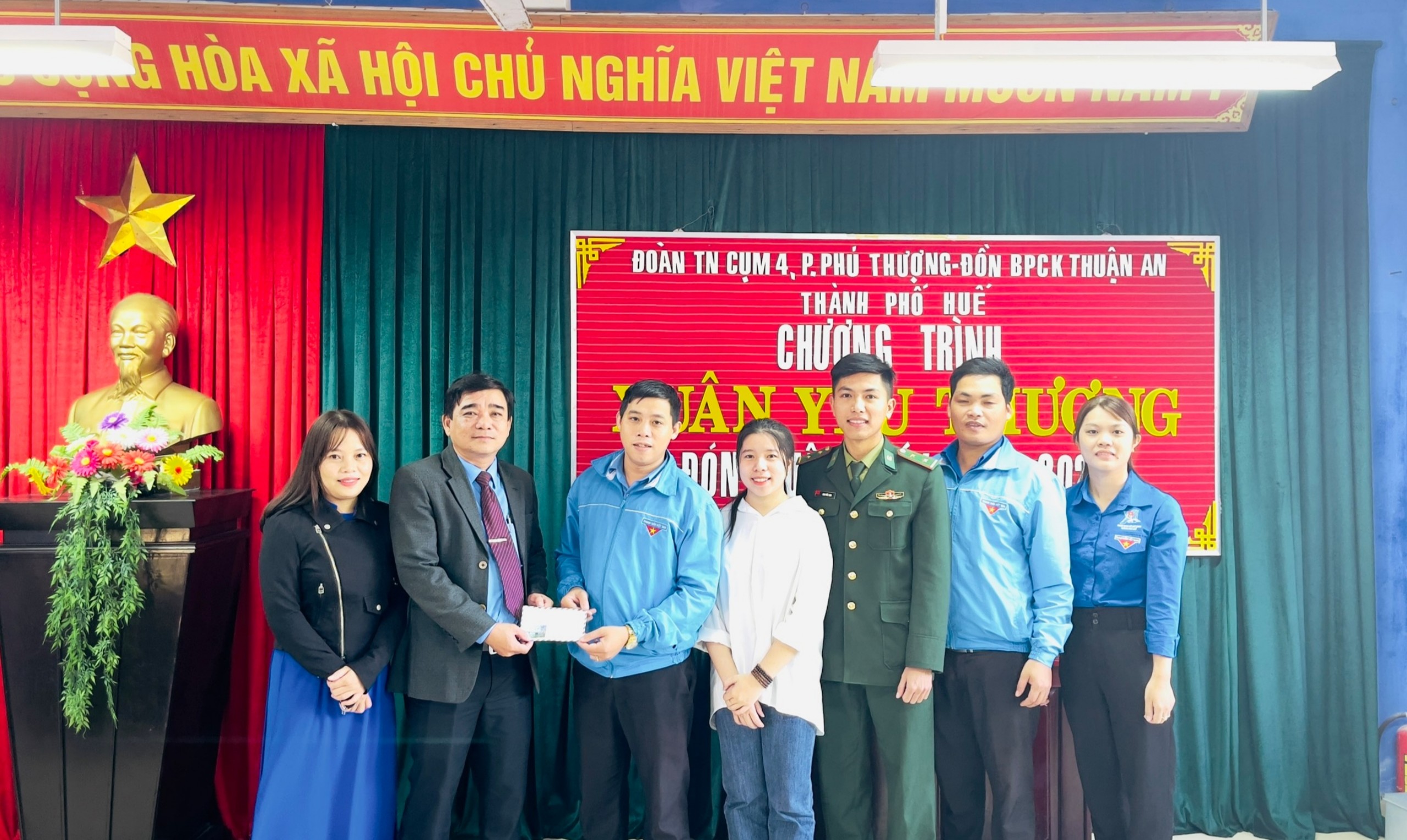 Tặng quà và áo ấm cho trẻ em có hoàn cảnh khó khăn