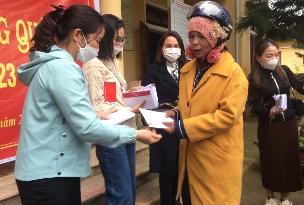 Trao 200 suất quà cho người dân ở A Lưới