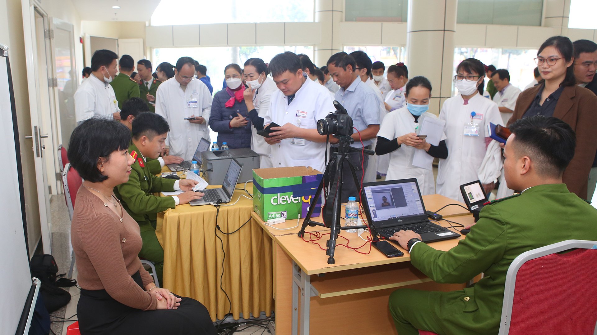 Kích hoạt và sử dụng ứng dụng định danh điện tử trong thông báo lưu trú tại Bệnh viện Trung ương Huế