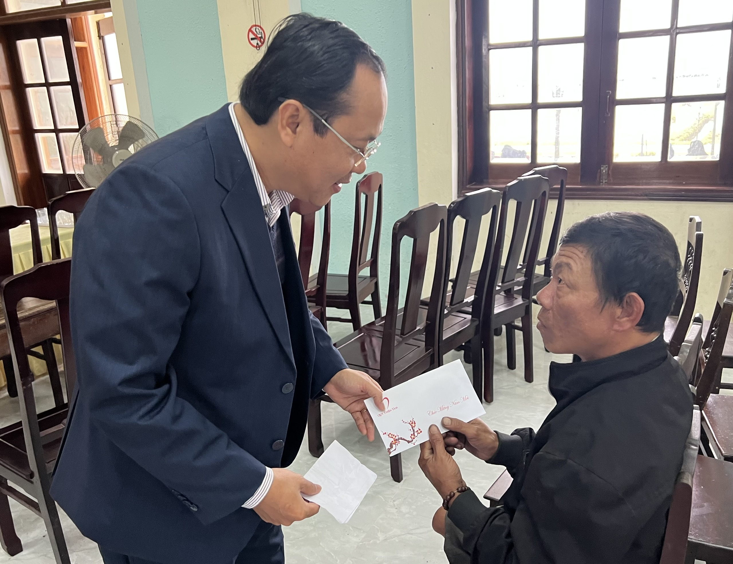 Trao 200 suất quà cho người dân có hoàn cảnh khó khăn ở Phong Điền và Quảng Điền