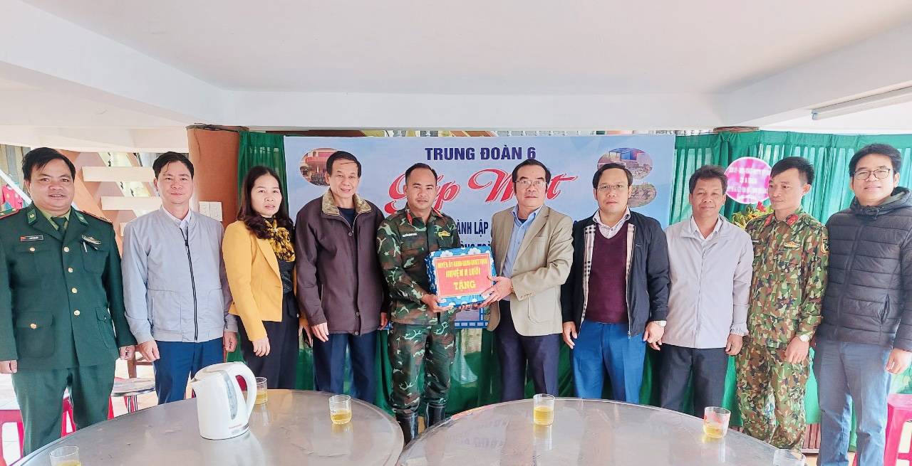 Sửa đường giúp dân xây dựng nông thôn mới