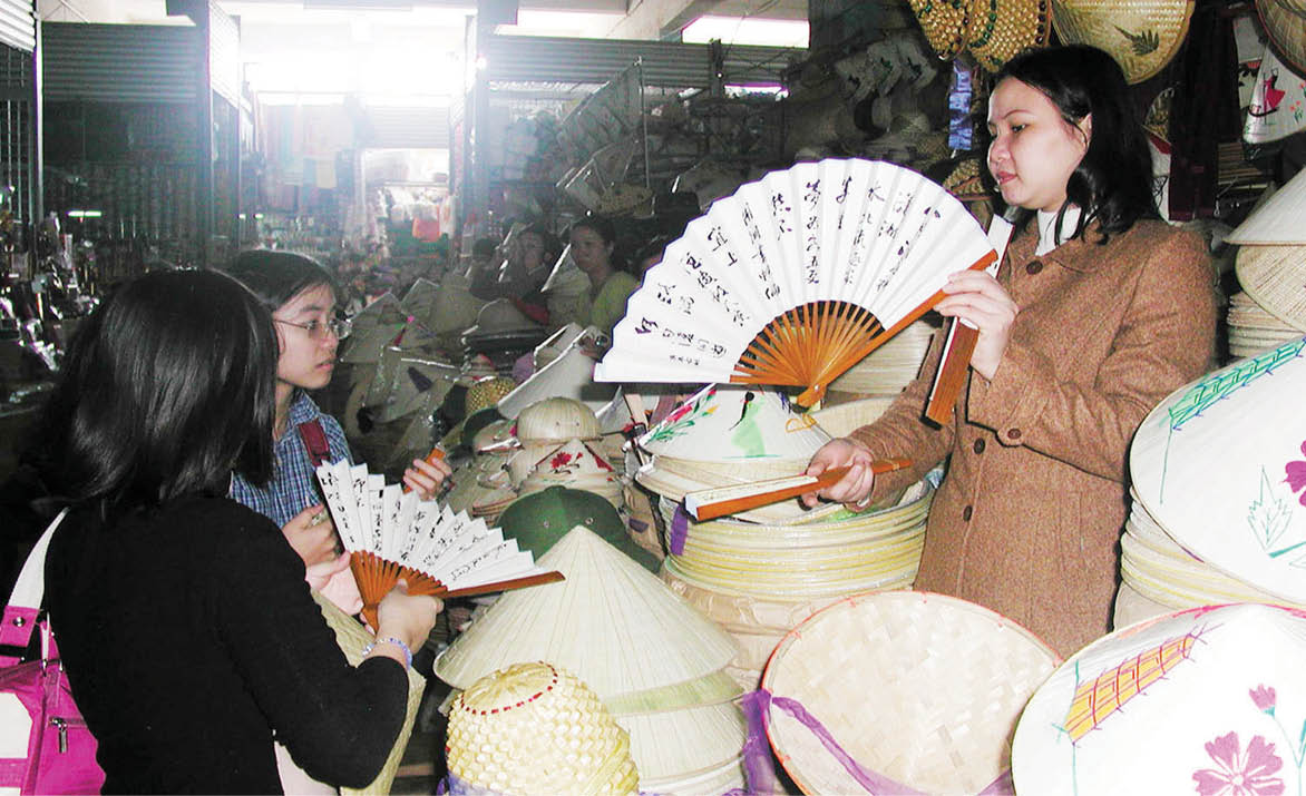 Chợ vui, khách tới