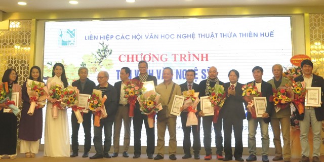 Tôn vinh văn nghệ sĩ, trao tặng thưởng cho 13 tác phẩm xuất sắc
