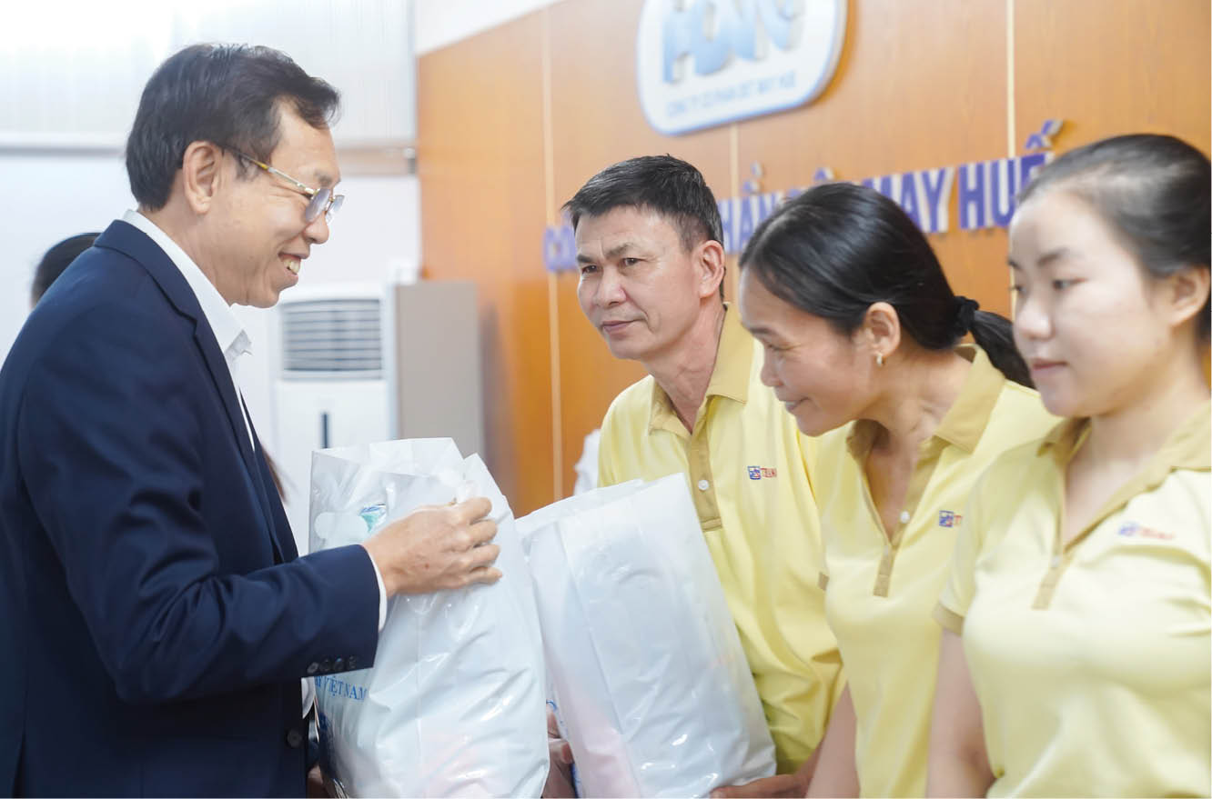 Công nhân được sắm tết sớm