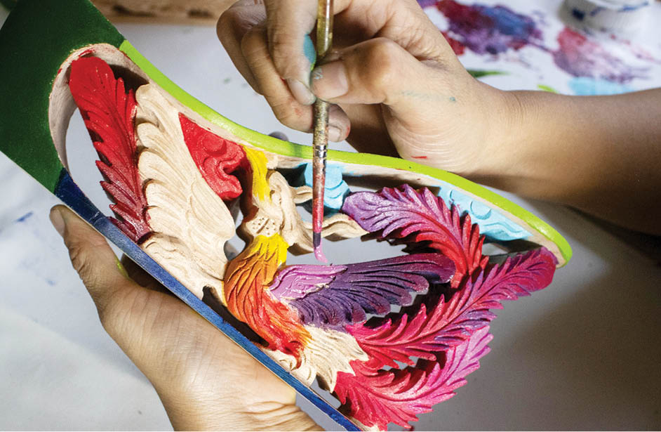 Thời trang từ gỗ chạm khắc