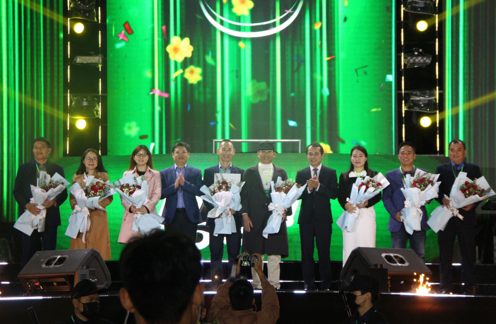 Hàng ngàn người dân xuống phố dự Countdown - Chào năm mới 2023