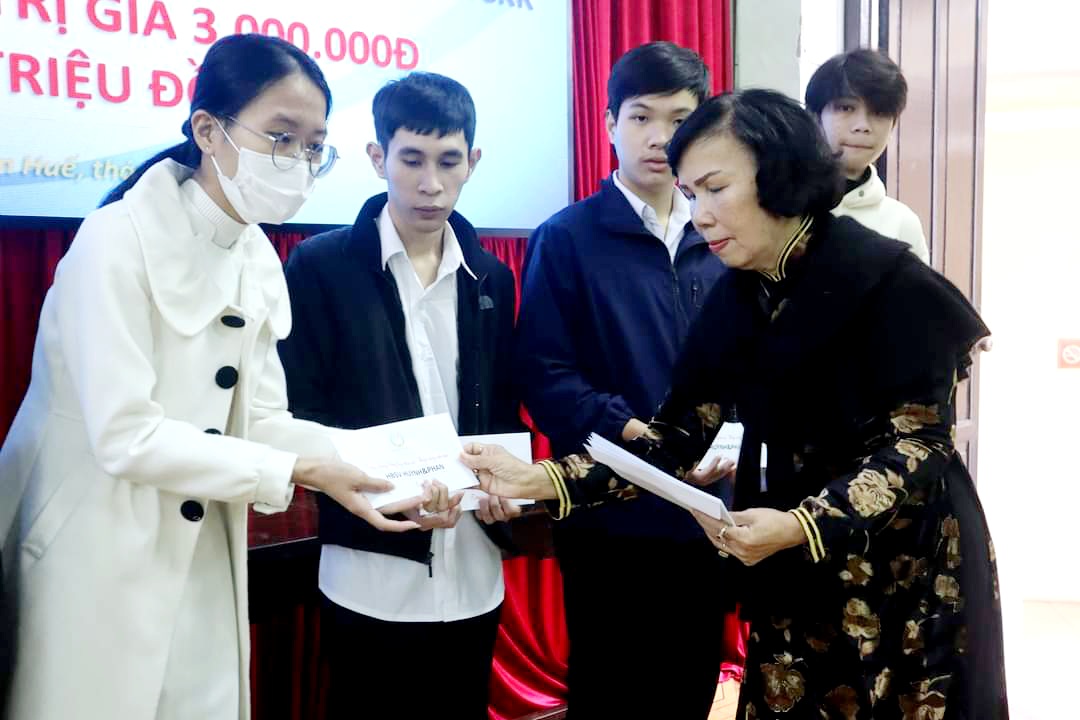 Trao học bổng “Thắp sáng ước mơ” niên khoá 2022 - 2023