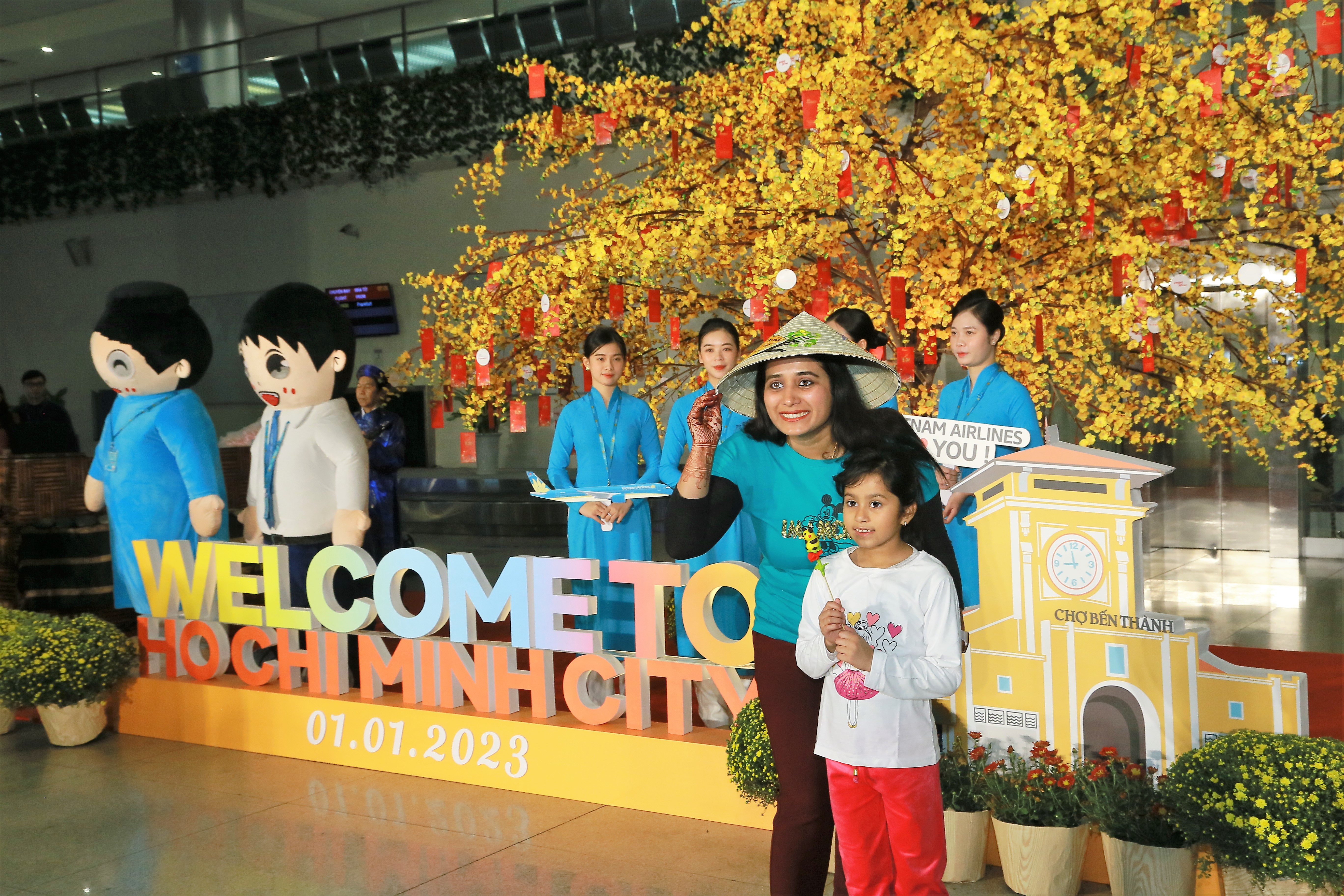 Các tỉnh thành đồng loạt đón khách đầu tiên của năm 2023