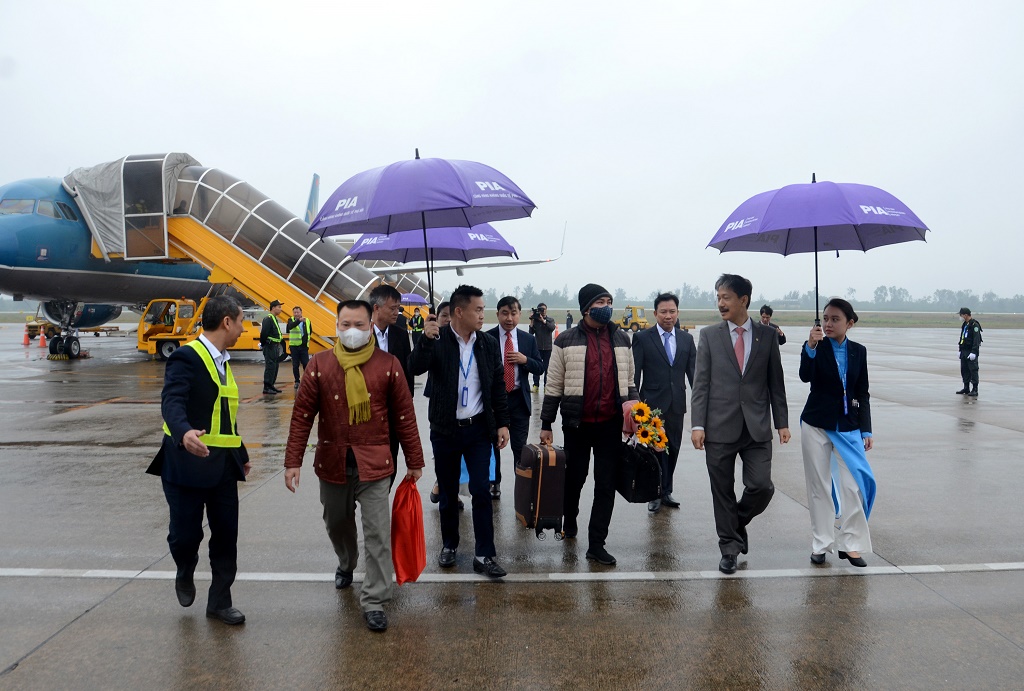 Đón những vị khách du lịch đầu tiên đến Huế bằng đường hàng không trong năm 2023