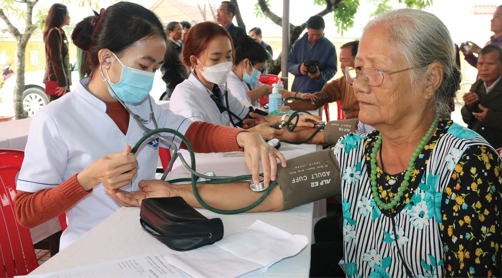 Đem chuyên môn về cơ sở giúp dân