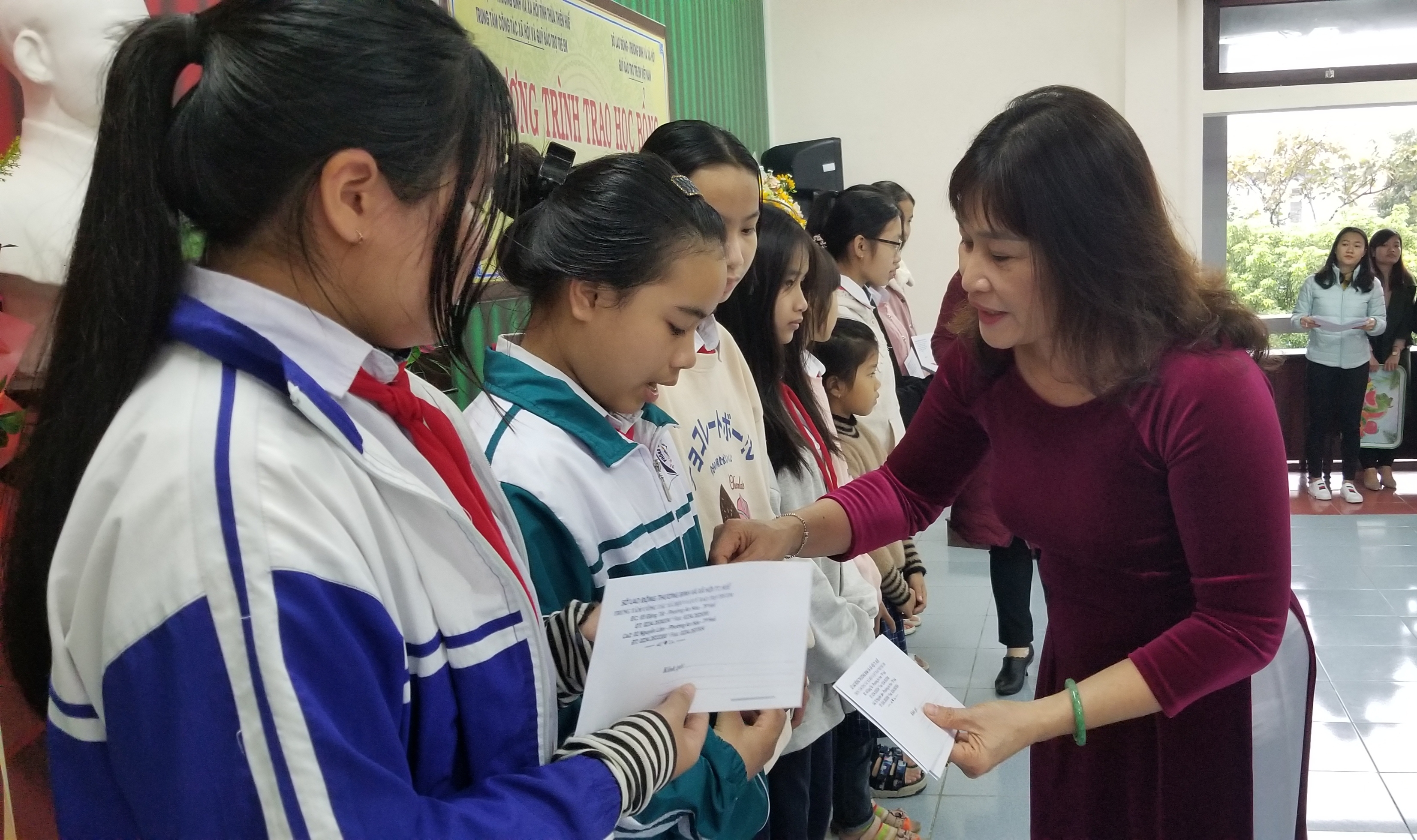 Trao 200 suất học bổng cho trẻ em có hoàn cảnh đặc biệt, khó khăn