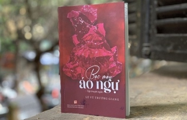 The Author Le Vu Truong Giang won Vietnam Writers Association s Young Author Award