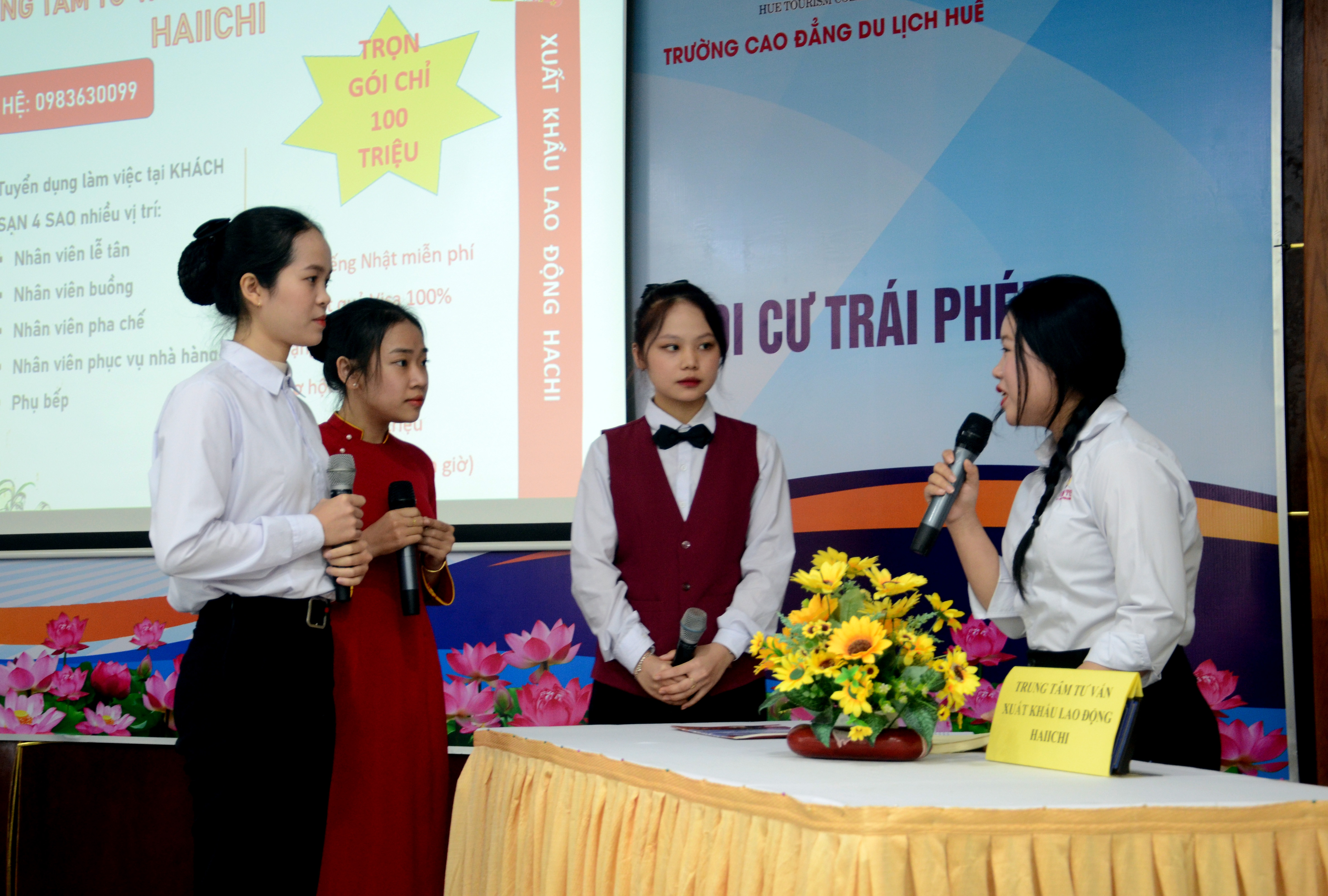 Sinh viên tham gia tuyên truyền về phòng chống mua bán người