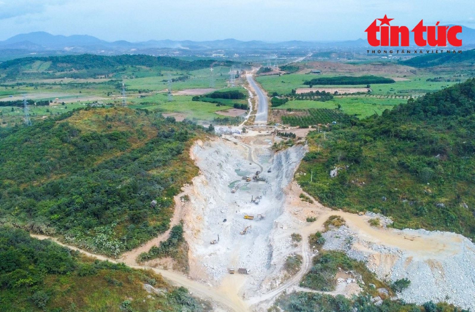 Công trường thi công cao tốc Bắc Nam giai đoạn II không nghỉ sau khởi công