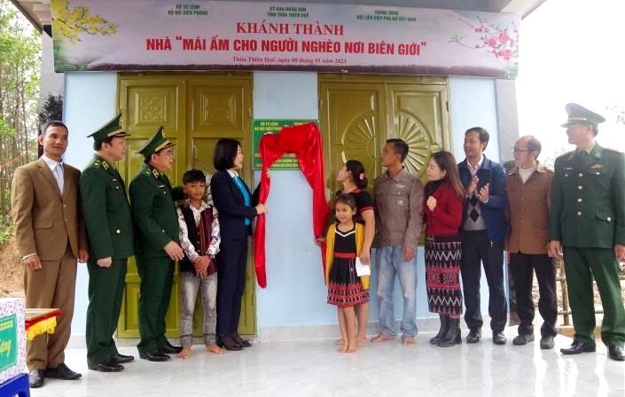 Khánh thành, bàn giao “Mái ấm cho người nghèo nơi biên giới”
