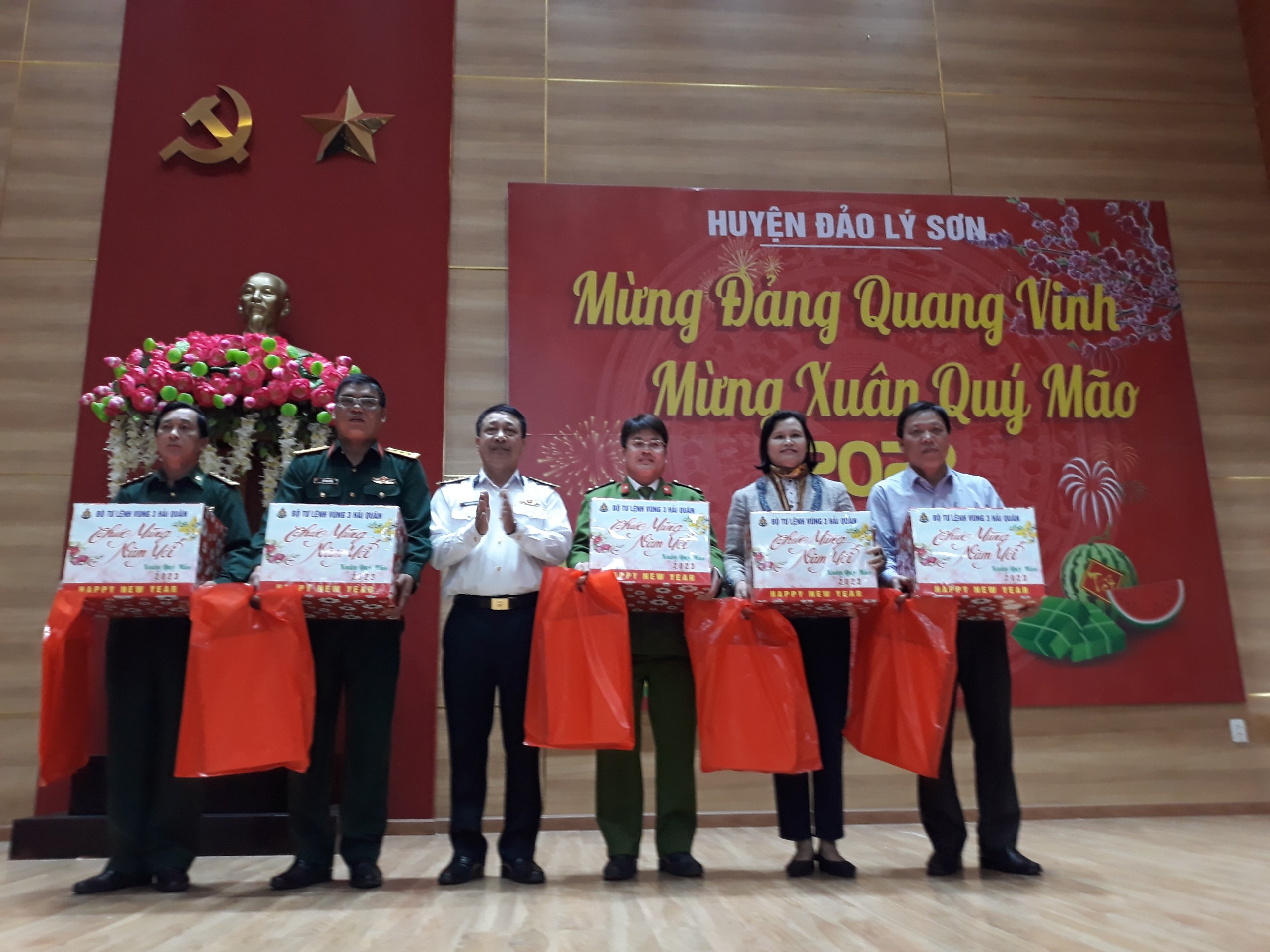 Tặng quà tết trị giá gần 500 triệu đồng đến chiến sĩ, Nhân dân đảo Lý Sơn và Cồn Cỏ