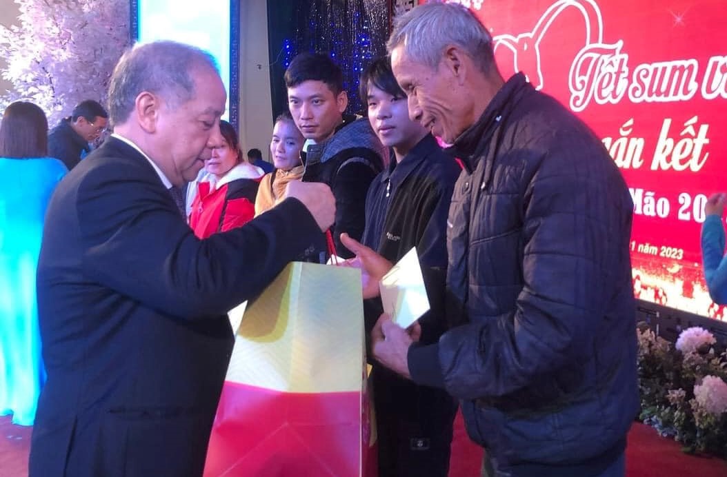 Giving 500 Tet gifts to union members and employees