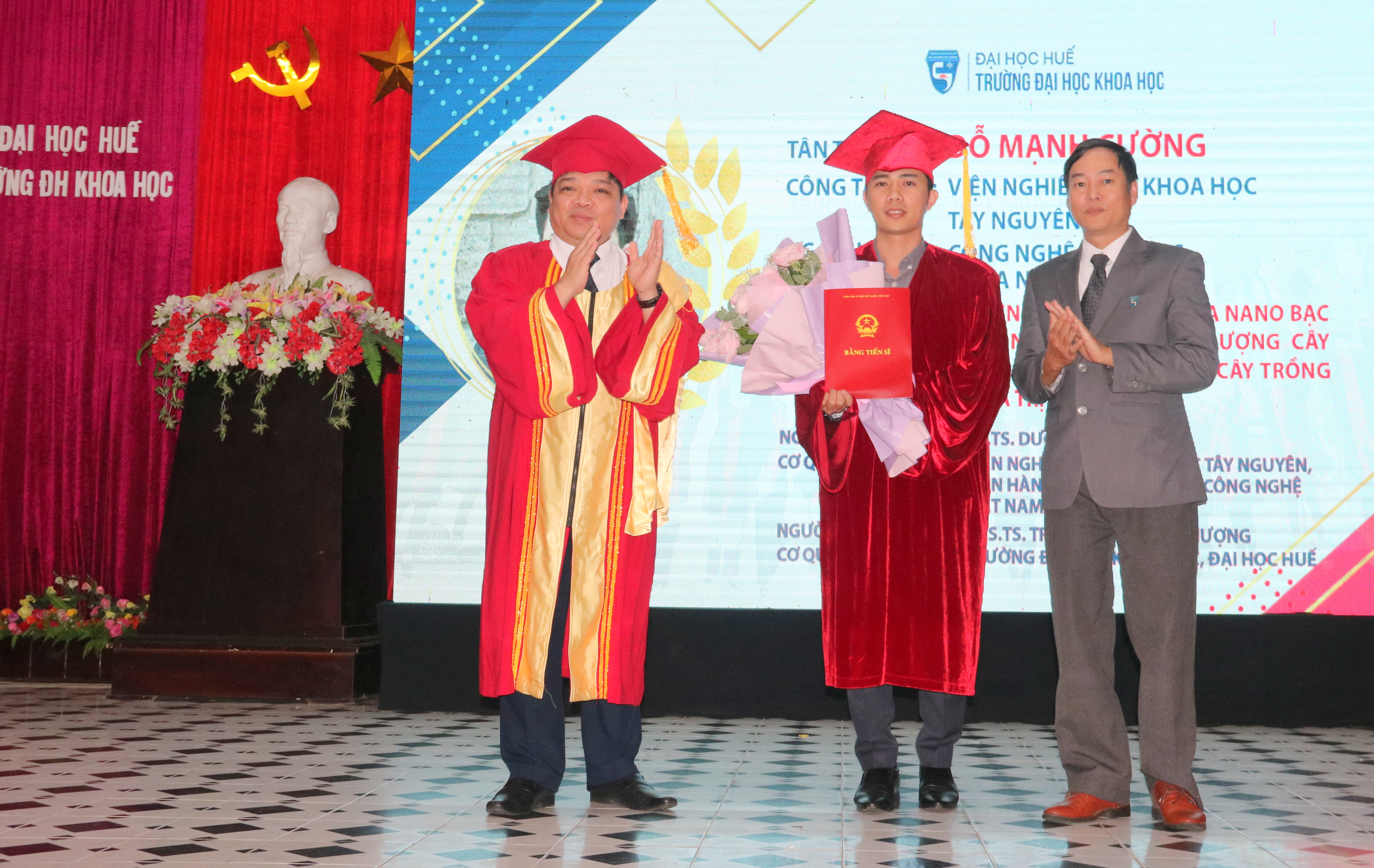 Trao bằng cho hơn 200 tân tiến sĩ, thạc sĩ