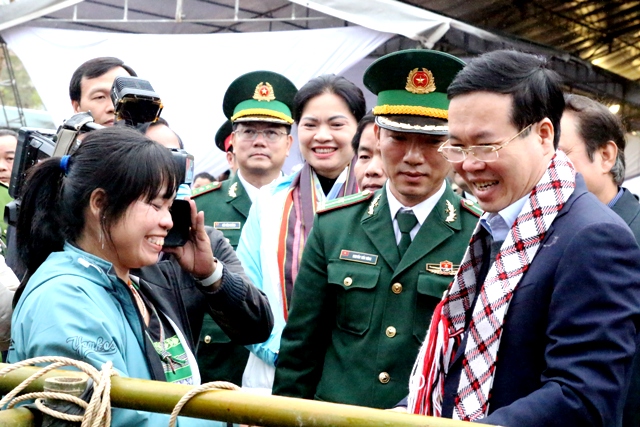 Thường trực Ban Bí thư Võ Văn Thưởng tặng quà tết, động viên người dân A Lưới