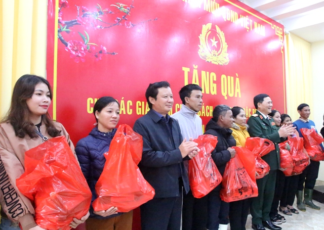 Lãnh đạo tỉnh và quân đội tặng quà tết gia đình chính sách, hộ nghèo A Lưới