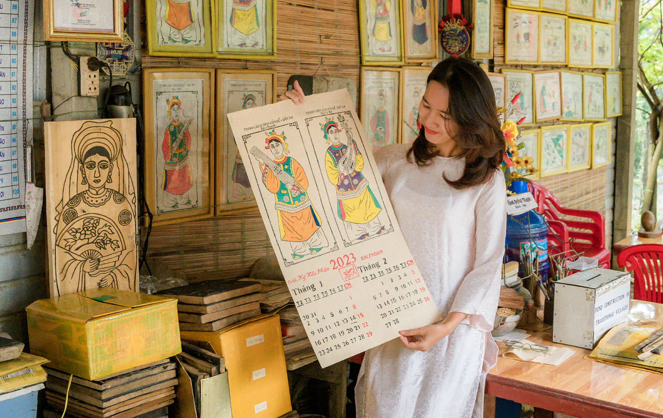 Lịch treo tường từ tranh làng Sình