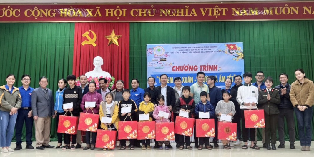 “Trẻ em vui xuân, người già ấm Tết”