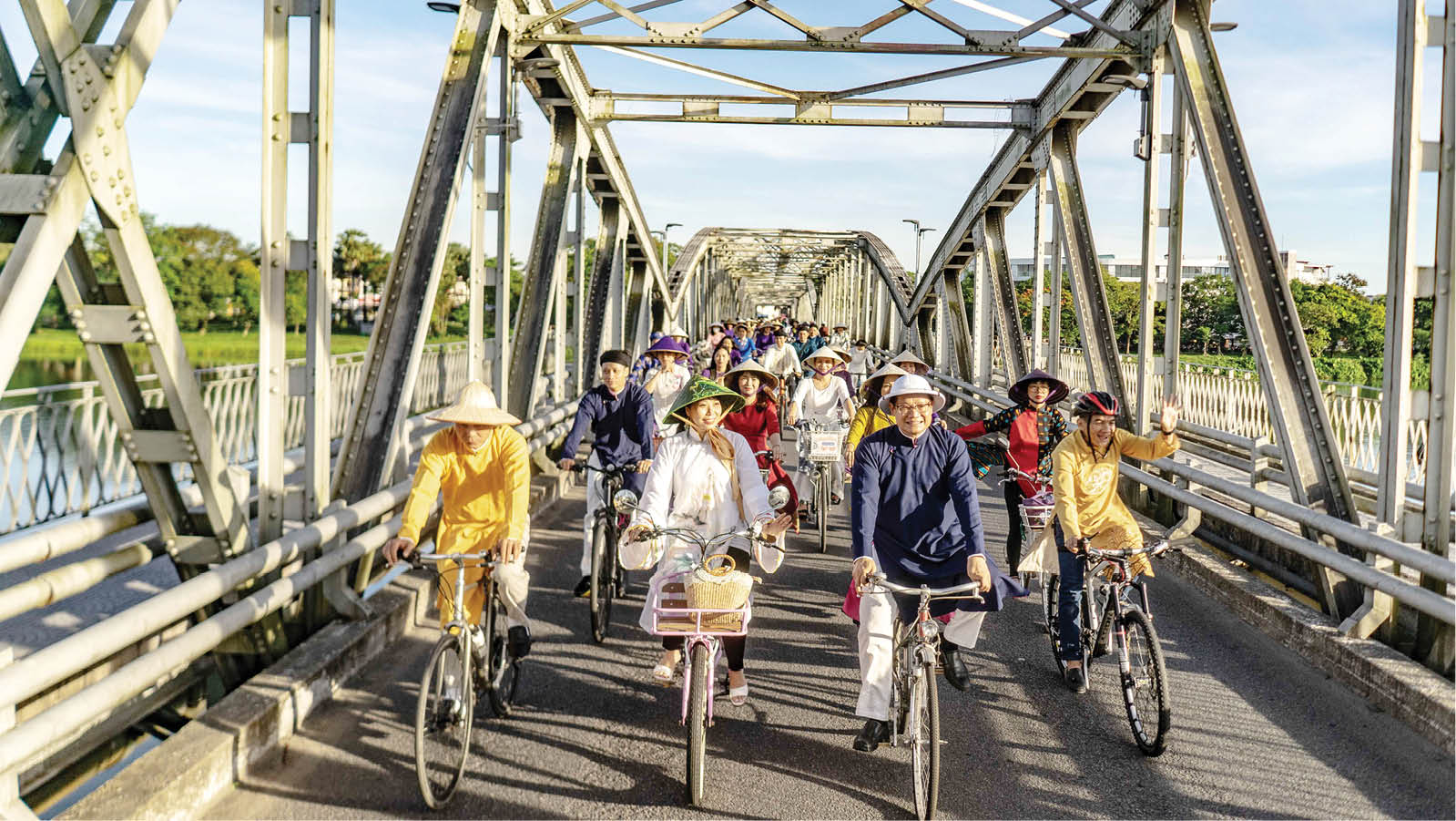 Áo dài lan tỏa giữa cuộc sống thường nhật