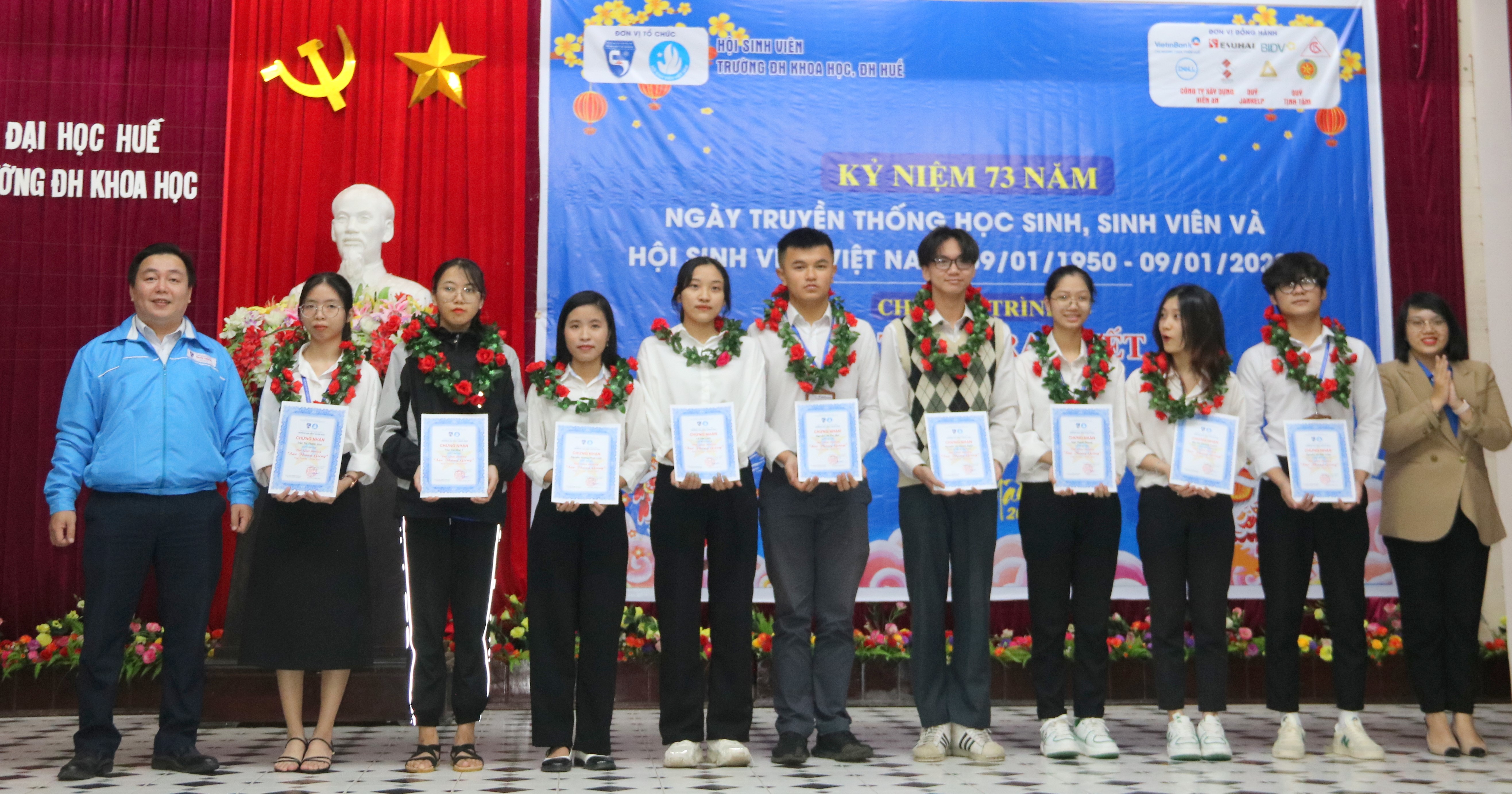 Vinh danh và trao tặng học bổng, quà tết cho hàng trăm sinh viên