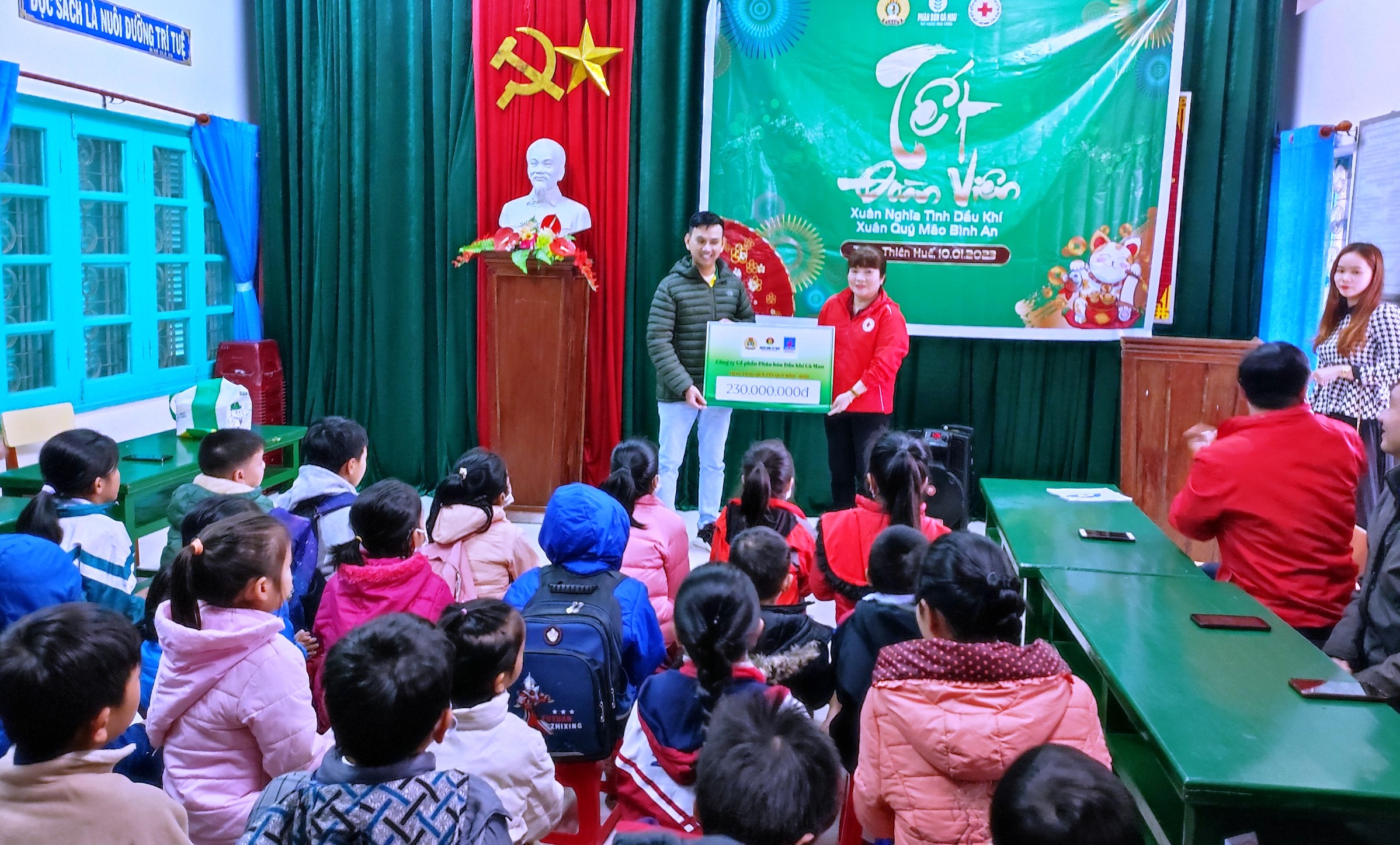 Trao hàng trăm suất quà cho học sinh và người nghèo