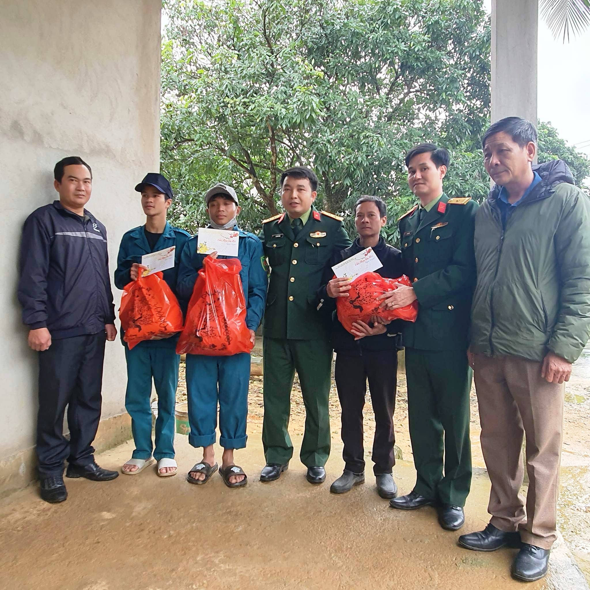 Hơn 100 suất qùa được trao cho các gia đình khó khăn