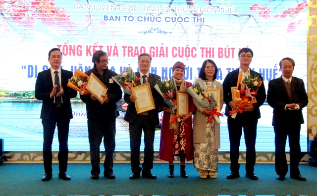 Tác phẩm “Dưới bóng quê hương chợt lòng mưa nắng” đoạt giải nhất cuộc thi bút ký về Huế