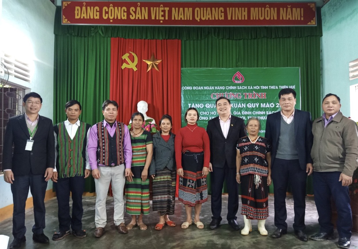 Trao 120 suất quà cho các đối tượng chính sách