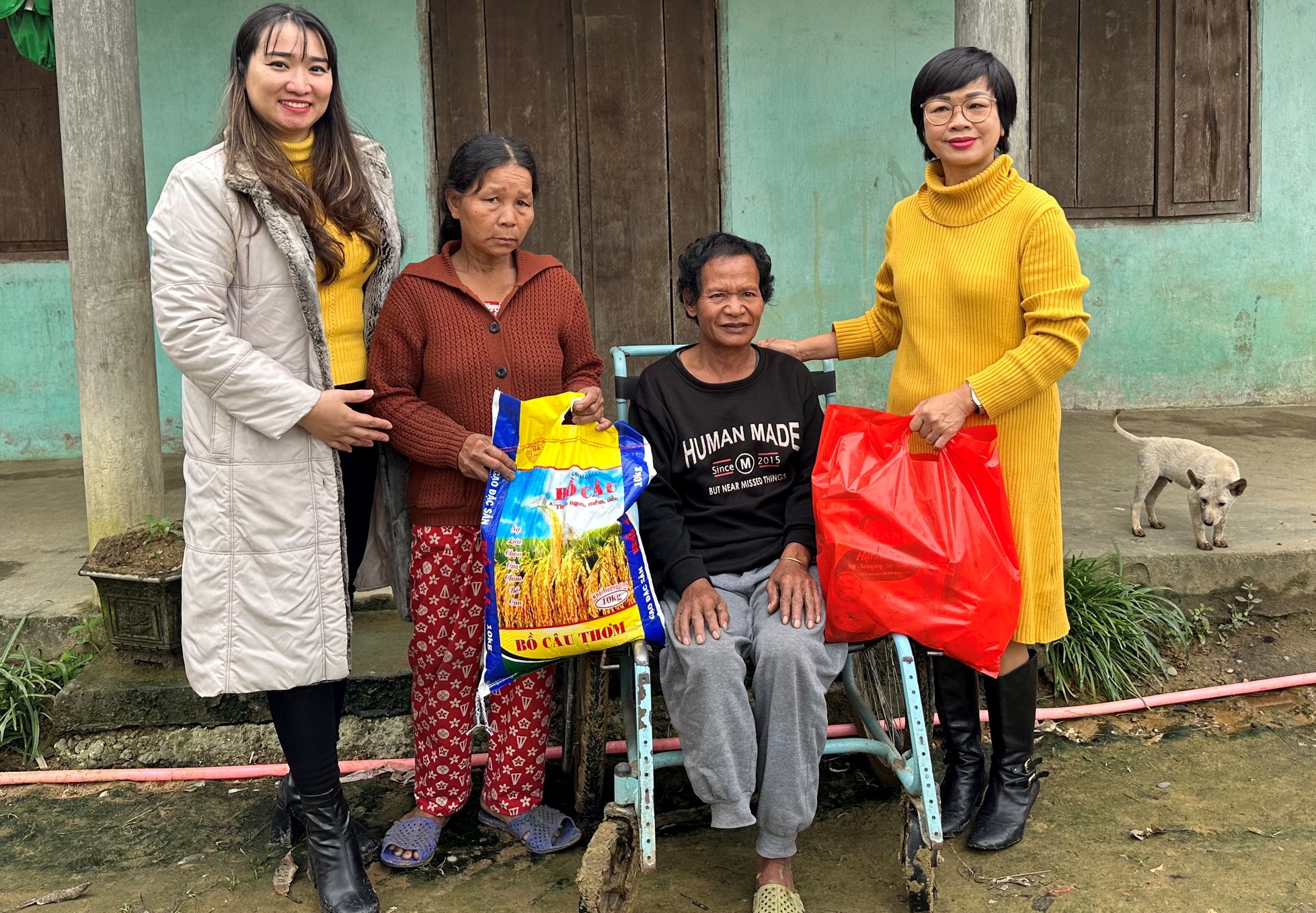 Hội Doanh nhân trẻ tặng quà tết cho người dân có hoàn cảnh khó khăn