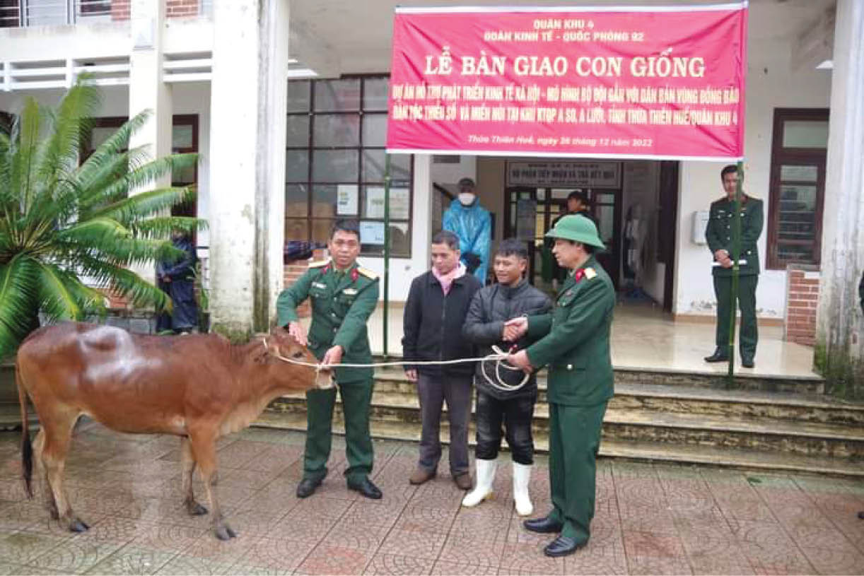 Đồng hành, giúp người dân đi lên