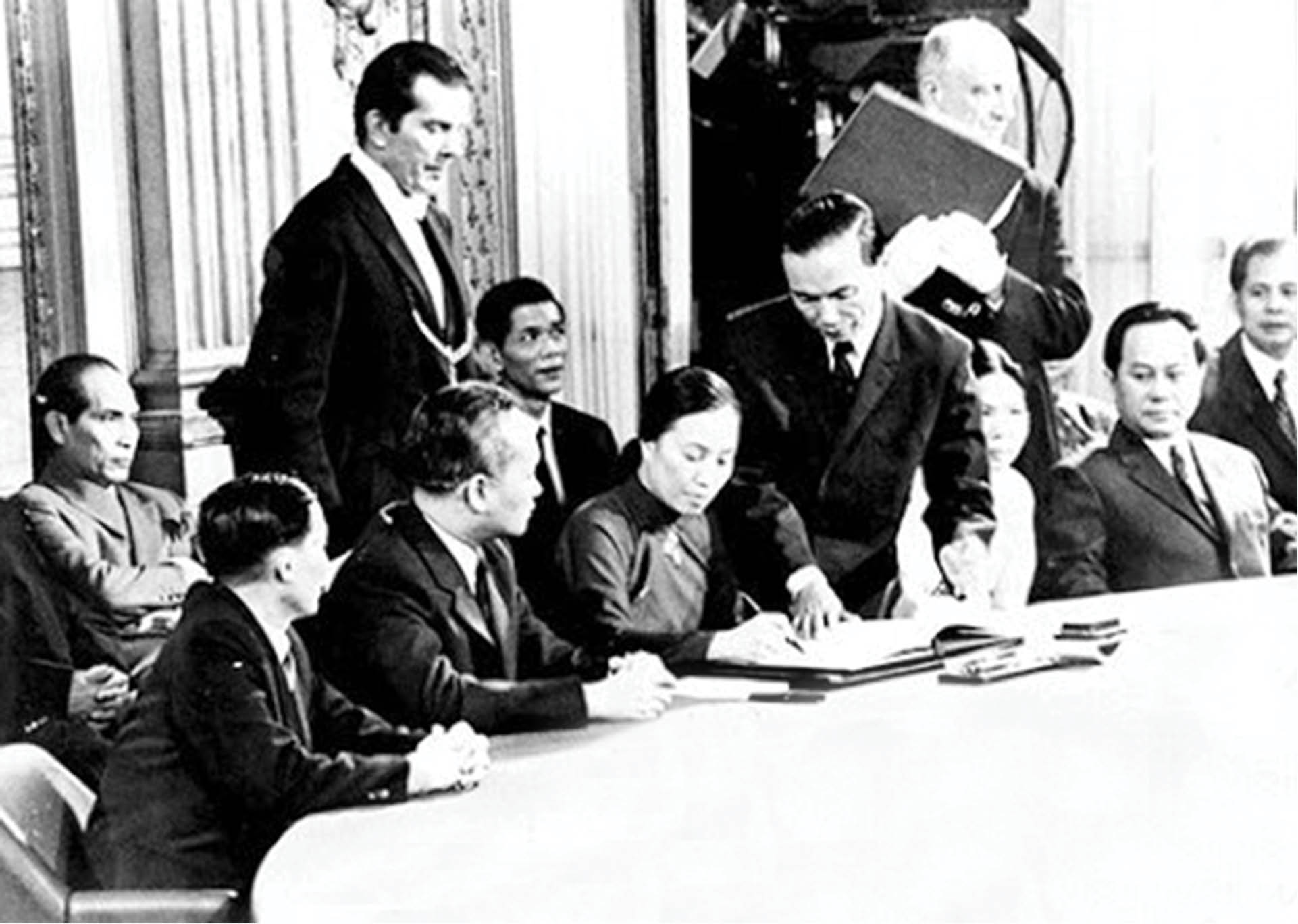 Từ bến làng Sình đến “bàn tròn” Paris