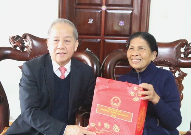 Phó Bí thư Thường trực Tỉnh ủy Phan Ngọc Thọ thăm, chúc tết các Anh hùng lực lượng vũ trang, Bà Mẹ Việt Nam Anh hùng