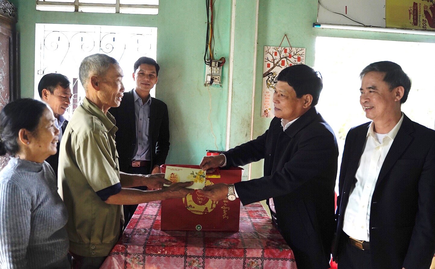 Lãnh đạo tỉnh tặng quà các thương binh, gia đình có công cách mạng